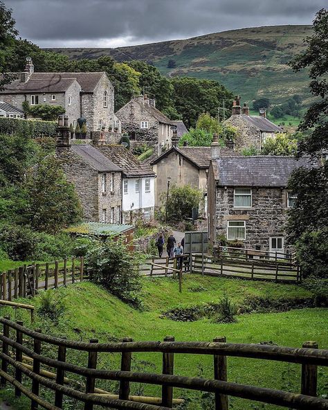 Castleton in the Peak District - Derbyshire, England Cottage Scotland, England Cottage, Cottages Scotland, Cotswolds England, England Countryside, English Village, Devon England, Green Hills, Voyage Europe