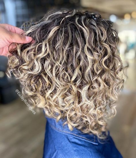 Inverted Bob Haircut for Curly Hair Bob Haircut For Curly Hair, Curly Hair Bob Haircut, Haircut For Curly Hair, Curly Inverted Bob, Inverted Bob Haircut, Natural Curly Hairstyles, Curly Hair Ideas, Kort Bob, Inverted Bob Haircuts