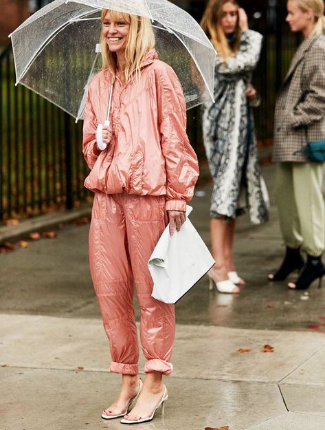 Outsmart Any Downpour With These 21 Rainy Day-Proof Outfits Nyc Outfits Spring, Winter Rainy Day Outfit, Spring Outfit Women, Rainy Day Outfit For Spring, Rainy Day Outfit For Work, Nyc Fashion Week, New York Fashion Week Street Style, Match Point, Diane Keaton