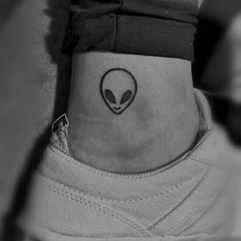 Alien Finger Tattoo, Alien Minimalist Tattoo, Cute Alien Tattoo, Small Alien Tattoo, Tattoos Pokemon, Alien Tattoo Ideas, Men Finger Tattoos, Feather Tattoo Meaning, Fantasy Tattoo