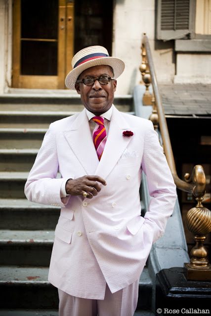 American gent Dr. Churchwell in a pink double breasted seersucker suiting, boutonniere, white pocket square and a straw boater hat. Dr Andre, Seersucker Suit, Dapper Dudes, Pink Seersucker, Mens Summer Outfits, Trendy Hat, Dapper Gentleman, Boater Hat, Mens Fashion Classic