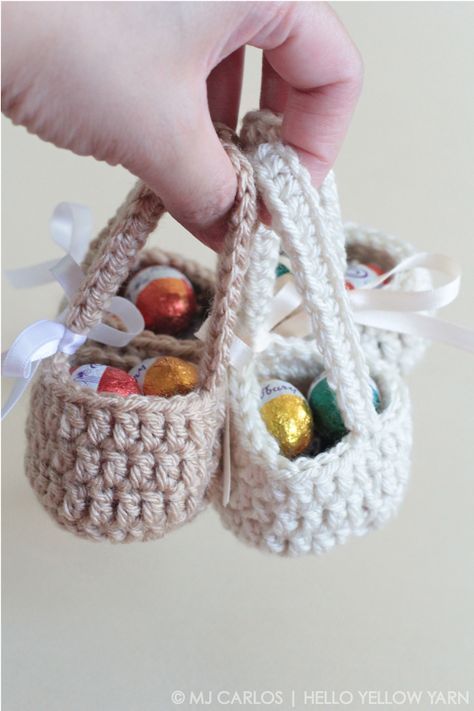 Aren’t these mini baskets cute?! Here’s a super fun, quick and easy project for this easter to make for the little ones. I’ve been very busy working on other projects, mainly re-s… Crochet Easter Basket Free Pattern, Crocheted Baskets, Crochet Easter Basket, Easter Egg Basket, Easter Crochet Patterns, Easter Basket Diy, Crochet Basket Pattern, Egg Basket, Holiday Crochet