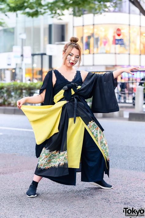 Japanese student wearing kimono layers, a black lace tank top, wide leg pants and slip-ons while out and about in Harajuku. Kimono Streetwear, Black Lace Tank Top, Modern Kimono, Tokyo Street Fashion, Tokyo Street Style, Skechers Sneakers, Tokyo Street, Pants Women Fashion, Layered Fashion