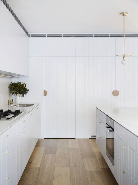 Clayton Orszaczky, 아파트 인테리어, Kitchen Farmhouse, Scandinavian Kitchen, Design Hotel, Australian Homes, Cheap Decor, Open Plan Kitchen, White Cabinets