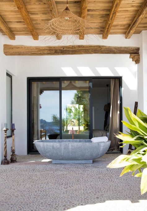 buitenbad-betonnen-badkuip Cosy Bathroom, Regina Spektor, Outdoor Bathtub, Luxury Bathtub, Modern Bathtub, Gravity Home, White Tub, Apartment Goals, Bathtub Design