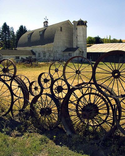 Steve Dahmen from Uniontown, WA used hundreds of wheels to build the fence around his property. This farm is now donated to the town and is under renovation. They are probably looking for more wheels around. Wagon Wheel Ideas, Garden Fence Decoration, Garden Fence Ideas, Pure Country, Home Decor Sites, Halloween Garden, Fence Landscaping, Fence Decor, Fence Ideas