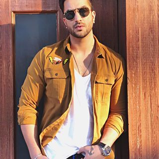 𝓣𝓱𝓮 𝓐𝓵𝔂 𝓖𝓸𝓷𝓲 (@alygoni) • Instagram photos and videos Aly Goni, Beginner Henna Designs, Fashion Photography Poses, Cute Couples Photos, Character Portraits, Cute Couple Pictures, Couple Pictures, Photography Poses, How To Look Better