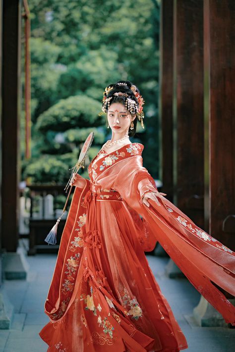 stardust and supernovas Asian Gowns, Chinese Traditional Costume, Ancient Chinese Dress, Ancient Chinese Clothing, Chinese Aesthetic, Xu Jiaqi, Royalty Aesthetic, Hanfu Dress, Chinese Clothing