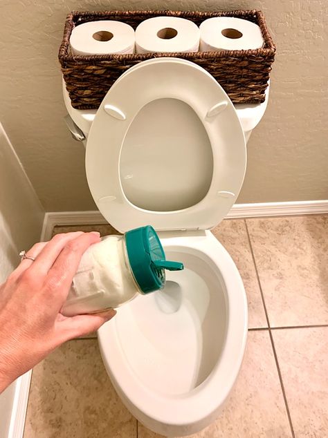 Toilet Bowl Cleaner Diy, Homemade Toilet Bowl Cleaner, Clean Toilet Bowl Stains, Homemade Glass Cleaner, Toilet Bowl Stains, Putz Hacks, Toilet Cleaning Hacks, Clean Toilet, Clean Mama