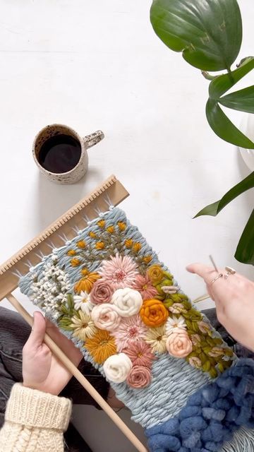 Weaving Flowers Tutorial, Weaving Flowers, Flower Weaving, Woven Flowers, Crochet Flower Granny Square Pattern, Loom Flowers, Flower Loom, Art Yarn Weaving, Floral Weaving