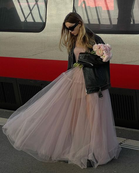 Tulle Skirt Aesthetic, Tulle Skirt Photoshoot, Long Tulle Skirt Outfit, Tulle Dress Photoshoot, High Fashion Photoshoot, Skirt Aesthetic, Dress Paris, Photo Rose, Runaway Bride