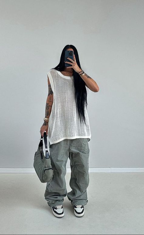 Tomboy Outfits Women, Tomboy Feminine Outfits, Afro Punk Fashion Street Style, Tom Boy Femme Outfit, Summer Streetwear Fashion Women, Winter 2024 2025 Fashion Trends, Bartender Outfit Female Casual, Artsy Fashion Aesthetic, Oversized Pants Outfit