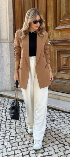 Tuesday Outfit Casual, How To Style Beige Blazer, Korean Business Attire, Caramel Blazer Outfit, Outfits Blazer Beige, Saco Beige Mujer Outfit, Beige Blazer Outfits Women Classy, Old Money Office Outfit, Beige Blazer Outfits Women Casual