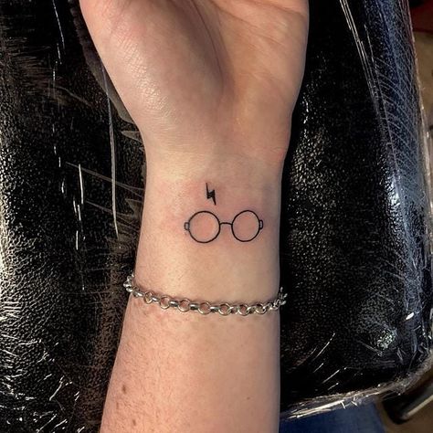 Small Harry Potter Tattoo, Tiny Harry Potter Tattoos, Harry Potter Tattoo Ideas, Harry Potter Tattoo Sleeve, Tattoo Harry Potter, Harry Tattoos, Glasses Tattoo, Hp Tattoo, Harry Potter Glasses