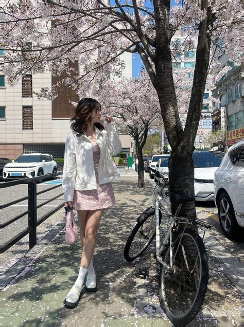 Japan Trip Outfit Spring, Sakura Outfits Cherry Blossoms, Japanese Spring Outfits, Cherry Blossom Outfit Ideas, Japan Spring Outfit, Korea Spring Fashion, Taiwan Outfit, Spring Outfits Korea, Blossom Outfit