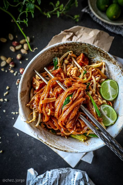 Vegan Tofu Pad Thai Chez Jorge, Tofu Pad Thai, Dried Red Chili Peppers, Pad Thai Recipe, Vegan Tofu, Vegan Asian, Savory Food, Vegan Beans, Thai Dishes