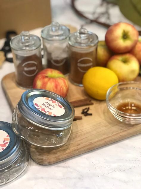 Diy Friendsgiving Gifts, Friends Giving Gifts, Friendsgiving Gift Ideas, Friendsgiving Gifts, Couples Dinner, Celebrating Friendship, Easy Christmas Gifts, Apple Butter, Jar Gifts