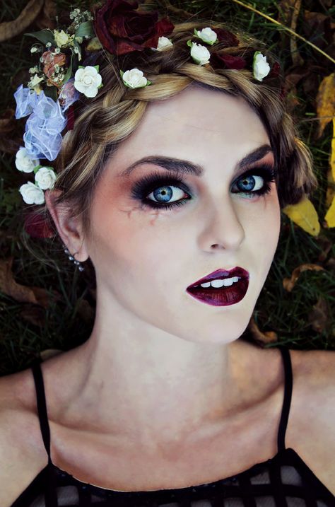 Gothic Makeup for Vampire, Zombie or dead Flapper look! Halloween tutorials by Jackie Wyers Vein Makeup, Maquillage Halloween Simple, Vampire Zombie, Halloween Makeup Clown, Halloween Make-up Looks, Hallowen Ideas, Halloween Makeup Diy, Happy Makeup, Halloween Tutorial