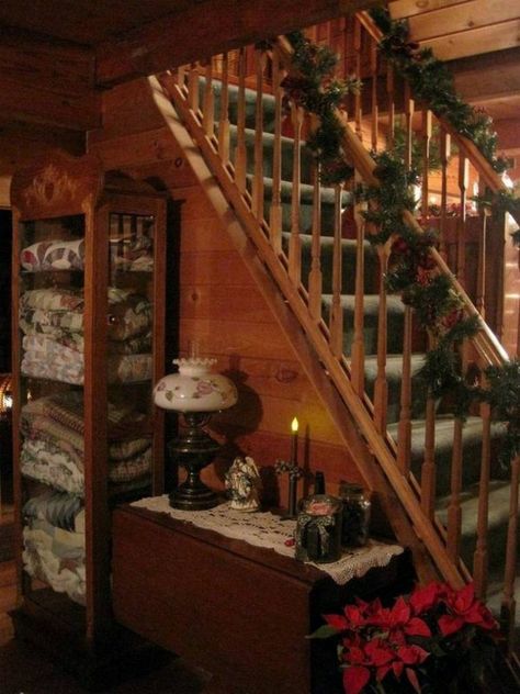 Christmas Cabin In The Woods, Log Cabin Exterior Ideas, Montana Homestead, Cabin Christmas Decor, Log Cabin Exterior, Mountain Cabin Decor, Log Cabin Christmas, Cozy Winter Cabin, Noisy Neighbors