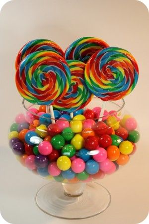 Fun Candy Themed Centerpiece Idea ~ gumballs and swirly lollipops Food Buffet Ideas, Lila Party, Wedding Buffet Food, Willy Wonka Party, Candy Centerpieces, Candy Land Birthday Party, Swirl Lollipops, Buffet Ideas, Food Buffet