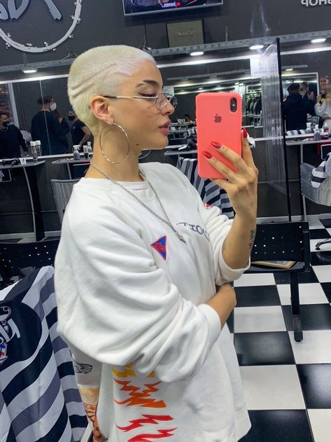 Buzzcut Natural Hair, Cool Shaved Hair Designs, Cute Buzzcuts For Women, Shaved Hair Girl, Bleached Buzzcut Women, Blonde Buzzcut Woman, Shaved Blonde, Buzzed Hair Women, Buzzcut Girl