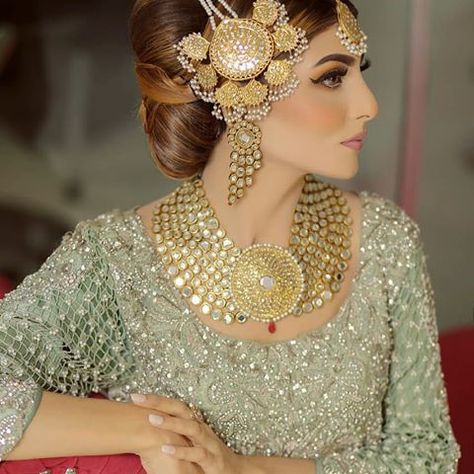 Madiha Khan Mua (@madihakhanmua) • Instagram photos and videos Pakistani Bridal Makeup Hairstyles, Heavy Necklace, Fashion Advisor, Nikah Dress, Pakistani Bridal Makeup, Kundan Jewellery Set, Fancy Bows, Kundan Jewelry, Bridal Photoshoot