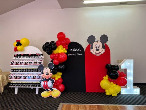 Mickey Mouse Backdrop Ideas, Mickey Backdrop, Mickey Mouse Backdrop, Mickey Mouse Centerpieces, Mickey Mouse Birthday Theme, Mickey Mouse Birthday Decorations, Mickey First Birthday, Mickey Mouse Themed Birthday Party, Mickey Mouse Balloons