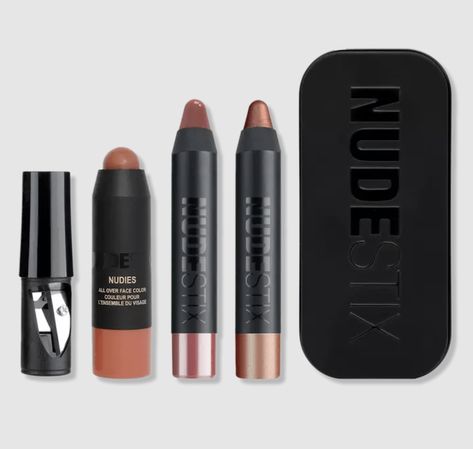 20 Must-Have Minimalist Travel Makeup Picks - The Daley Dose Minimalist Makeup Products, Minimalist Makeup Bag, Minimalist Essentials, Nars Bronzer, Travel Makeup Kit, Minimalist Makeup, Contact Lens Case, Concealer Stick, Minimalist Travel