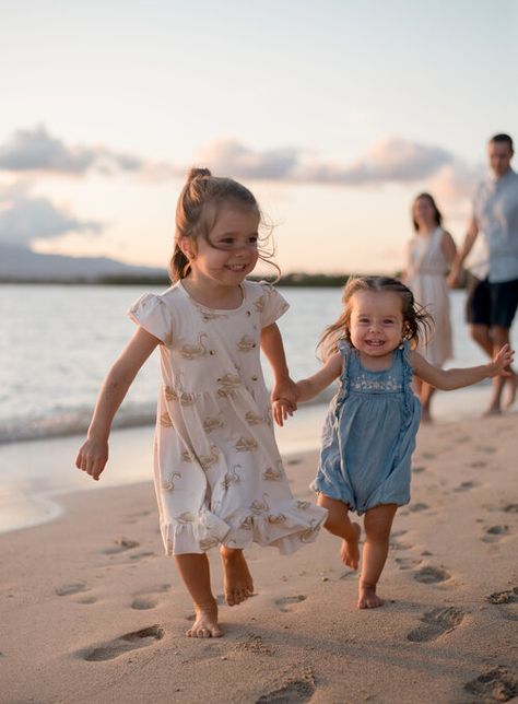 Family Beach Session Poses, Family Sunset Photoshoot Beach, Family Picture Beach, Kids Beach Pictures, Kids Beach Photoshoot, Beach Photoshoot Ideas Family, Sibling Beach Pictures, Family Photos At The Beach, Family Photos On The Beach