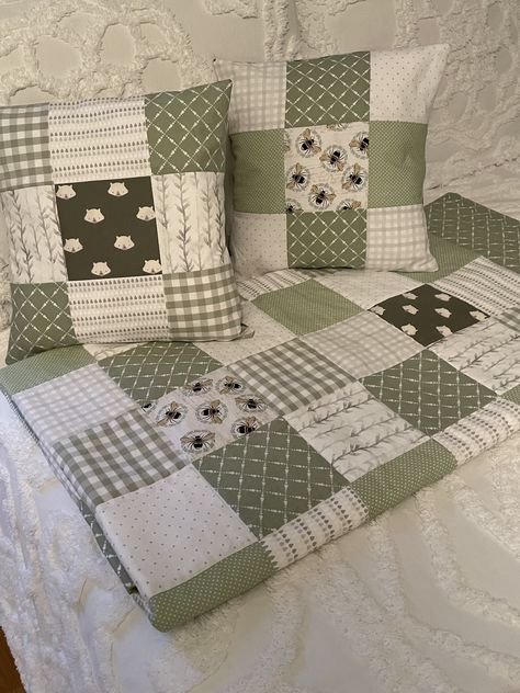 Shades Of Green Quilt, Sage Green Quilt Ideas, Gender Neutral Quilt Baby, Green Quilts Ideas, Neutral Quilts Ideas, Sage Green Quilt, Sage Quilt, Gender Neutral Quilt, Gender Neutral Baby Quilt