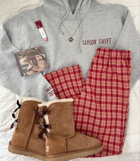 Taylor Swift Merch T Shirt, Taylor Swift Red Sweatshirt, I Heart Ts Outfit, Red Tv Aesthetic Taylor Swift, Taylor Swift Clothes Aesthetic, Cute Taylor Swift Merch, Taylor Swift Merch Outfit Ideas, Eras Tour Outfit Winter, Aesthetic Eras Tour Outfits