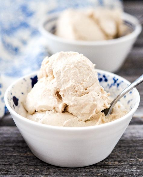 For this rich and creamy, dairy-free dessert you only need 5 ingredients. All you need for this easy dessert recipe is water, cashews,  honey, vanilla, and a pinch of real salt. Because you use a cashew base   (and not coconut milk), it truly has the taste of classic vanilla ice cream. Vanilla Banana Ice Cream, Nice Cream Vanilla, Healthy Vanilla Ice Cream, Vanila Ice Cream, Dairy Free Vanilla Ice Cream, Vegan Vanilla Ice Cream, Dieting Food, 3 Ingredient Ice Cream, Healthy Substitutes