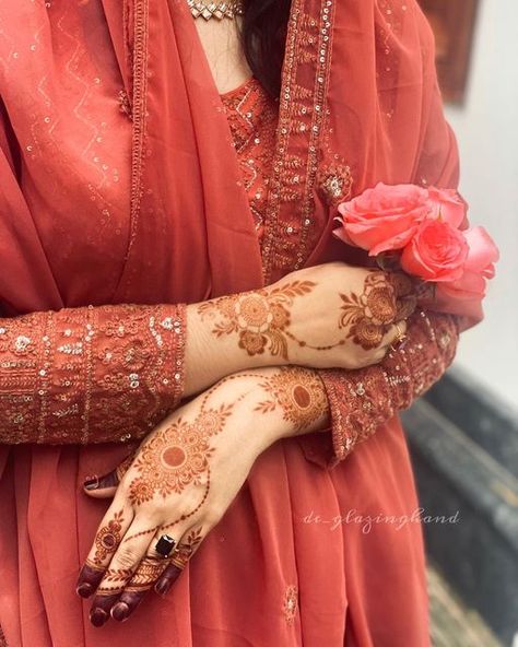 Simple Backhand Mehndi Designs, Short Mehndi Design, What Shoes To Wear, Mehndi Design Pictures, Modern Mehndi Designs, Very Simple Mehndi Designs, Engagement Mehndi Designs, Full Mehndi Designs, Stylish Mehndi Designs