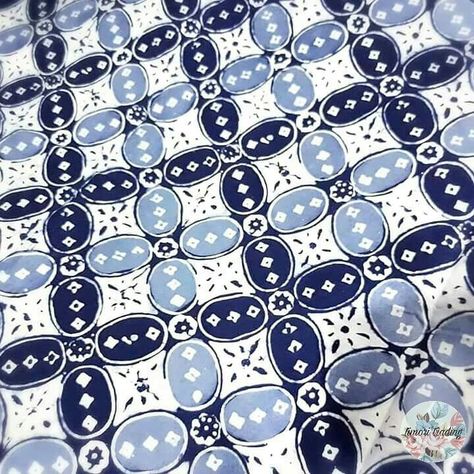 berpengaruh positif pada yg memakai, dimana psikis yg positif akan berpengaruh jg pada kesehatan. •Motif Kawung juga dimaknai sebagai kemurnian dilihat dari bentuk bulat lonjongnya yg diibaratkan bayi yg baru lahir, biasa digunakan para bunda sebagai 'bedong' bayi yg baru lahir, karena bunda percaya bayi yg baru lahir masih murni.🍃 #batik #batiksolo #batikjogja #batikindonesia #wishyouhappiness #flowers #nature #sewing #treeworld #positive #parents #book #forest #snow #philosophy #sewinglife Kolang Kaling, Book Forest, Batik Motif, Batik Cap, Motif Batik, Batik Art, Batik Design, Batik Pattern, Print Design Pattern