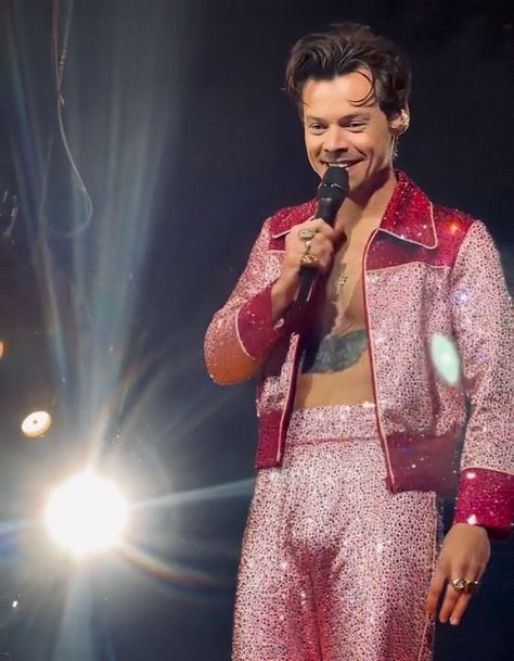 Harry Styles Hs1, Sparkly Suit, Harry Styles Pink, Harry Styles Concert Outfits, Sparkle Pants, Harry Styles Concert, Harry Styles Live, Blue Sparkle, Harry Styles Wallpaper