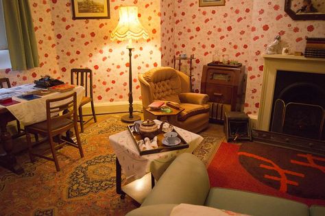 1940's Living Room | Hughenden Manor | Derek Winterburn | Flickr Roadkill Aesthetic, 1940s Room, 1940s Living Room, Shabby Chic Living Room Furniture, 1940s Home Decor, 1940s Interior, 1940s Decor, Park Shoot, Cocina Shabby Chic