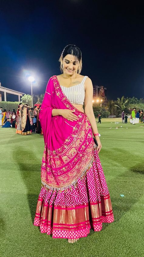 Prachi Solanki Outfits, Gagra Choli Photo Poses, Garba Fits, Prachi Solanki, Lehnga Photoshoot, Lehnga Photoshoot Poses, Navratri Aesthetic, Navratri Ideas, Traditional Kurti