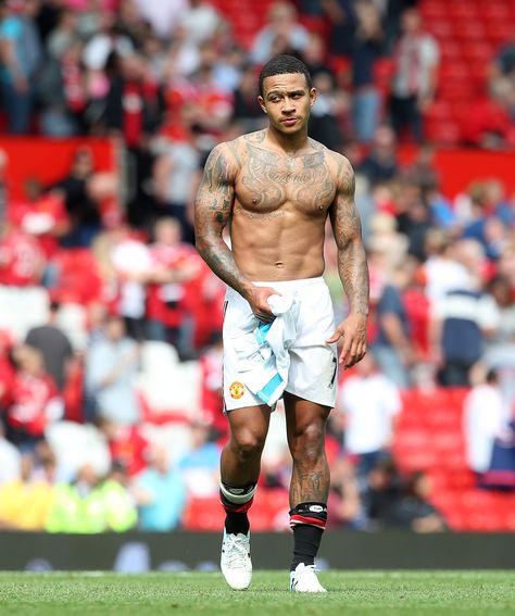 @manutd winger Memphis Depay shows off his tattoos to the Old Trafford crowd. Depay Memphis, Men Aesthetic Outfits, Leg Sleeve Tattoos, Leg Tattoo Ideas, Memphis Depay, Football Or Soccer, Hunks Men, Rugby Men, Leg Sleeve Tattoo