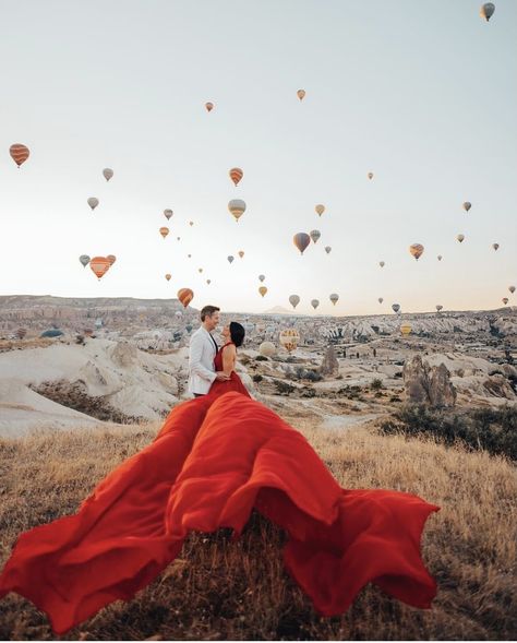 Pre Wedding Outfits, Long Tail Dress, Brand Photo Shoot Ideas, Desert Photoshoot Ideas, Brand Photoshoot Ideas, Pre Wedding Photoshoot Props, Desert Photoshoot, Brand Photo Shoot, Wedding Photoshoot Props