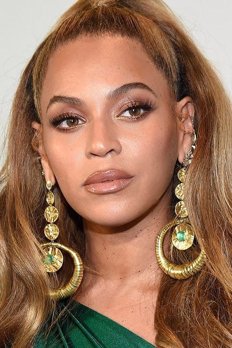 Beyonce. The Most Flattering Eyeliner Technique for Your Eye Shape #purewow #tip #eyeliner #eyes #trick #makeup #beauty Eyeliner Tricks, Beyonce Makeup, Hair Color For Brown Eyes, Eyeliner Techniques, Beyonce Hair, Maquillage On Fleek, Hair Color Caramel, Beyonce Knowles Carter, Beyonce Style