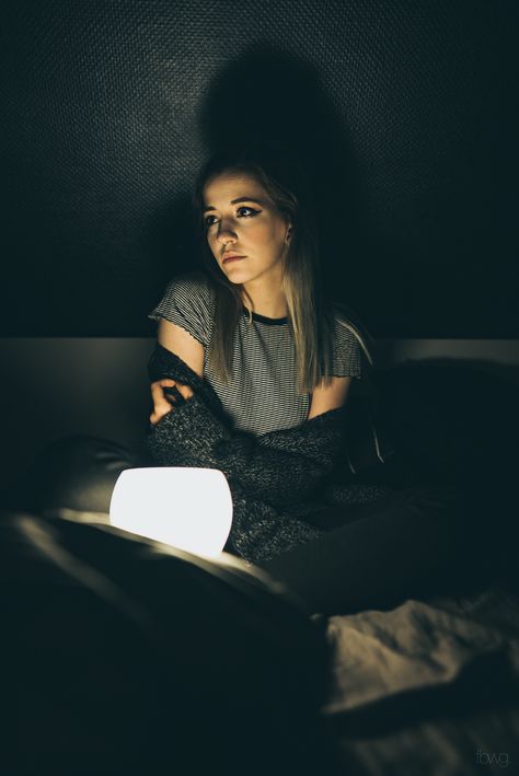 Night Indoor Photoshoot, Night Photography Ideas At Home, Photography Indoor Ideas, Indoor Night Photography, Indoor Night Photoshoot Ideas, Insta Pics At Night At Home, Selfie Ideas Instagram At Home Night, Photoshooting Ideas At Home, Night Photoshoot Ideas At Home