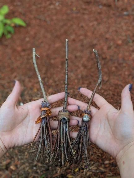 Witchy Ideas Diy, Pagan Halloween Decorations, Homemade Broomstick, Halloween Broomstick Decorations, Diy Witchy Crafts, Witchy Broomstick, Handmade Halloween Decorations, Wiccan Crafts, Wiccan Decor