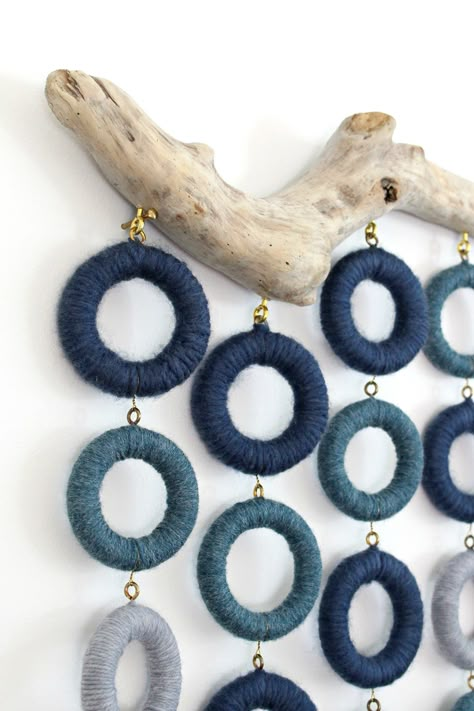 Easy No Weave DIY Wool Wall Hanging on Driftwood | Dans le Lakehouse Curtain Rings Crafts, Motif Mandala Crochet, Wool Wall Hanging, Curtain Ring, Diy Wool, Diy Wand, Hanging Diy, Macrame Wall Hanging Diy, Yarn Wall