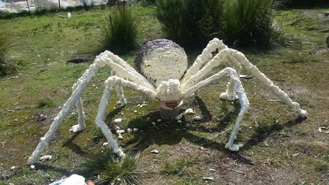 Diy Halloween Spider, Halloween Decorations To Make, Scary Halloween Decorations Outdoor, Scary Halloween Decorations Diy, Halloween Window Decorations, Halloween Spider Decorations, Halloween Outside, Halloween Props Diy, Halloween Wishes