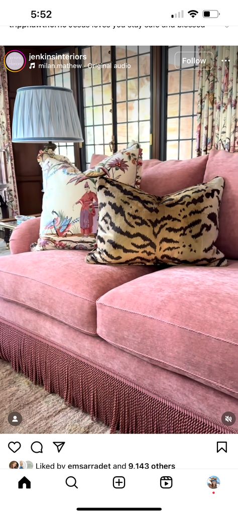 Velvet Couch Living Room Ideas, Velvet Couch Living Room, Pink Velvet Couch, Floral Couch, Couch Living Room Ideas, Couch Living Room, Minimalist Vintage, Velvet Couch, Pink Sofa