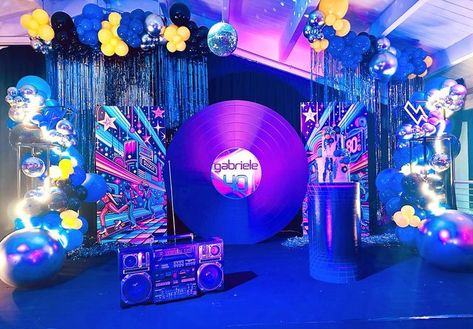 Happy Days on Instagram: "It’s ‘80 party night!! 📍 @qvinto_restaurant @gaiacrognale_events @annikka_toni #80s #80sparty #festaanni80 #temaanni80 #80sthemeparty #balloons #balloonsparty" Disco Night Theme Party, 80s Gala, Disco Room, Santa's Grotto, 80s Prom Party, Bagel Bar, 80s Party Decorations, 80s Birthday Parties, Installation Ideas