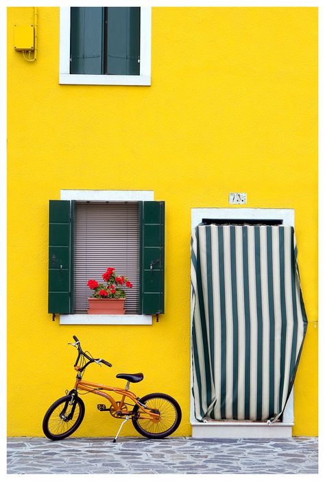 Burano Island, Pintura Exterior, Colorful Places, Yellow House, Wooden Shutters, Yellow Houses, Colourful Buildings, Picsart Background, Minimalist Photography