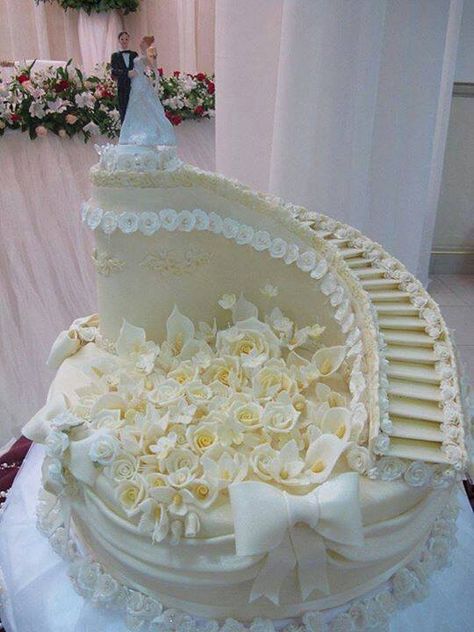 Beautiful! Extreme Wedding Cakes, Super Torte, Extravagant Wedding Cakes, Amazing Wedding Cakes, Gorgeous Wedding Cake, Unique Wedding Cakes, Elegant Wedding Cakes, Cake Pictures, Elegant Cakes