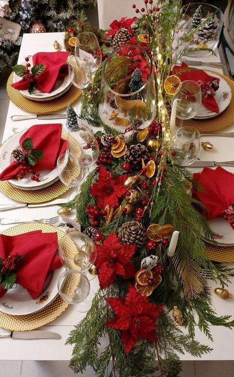 40 Christmas Table Decorating Ideas: Elegant yet Simple Ideas Christmas Table Decorations Diy, Christmas Dining Table Decor, Diy Christmas Table, Christmas Table Setting, Christmas Dining Table, Christmas Dining Room, Christmas Dinner Table, Christmas Lunch, Christmas Themes Decorations