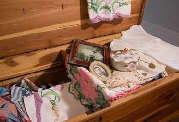 10 Ways to Declutter Your Home... I'm most guilty of this one: "Don't Be Too Sentimental" Lane Cedar Chest, Chest Decor, Chest Ideas, Etiquette And Manners, Cedar Chest, Paint Color Palettes, Mardi Gras Gifts, Subscription Gifts, Vintage Leather Bag